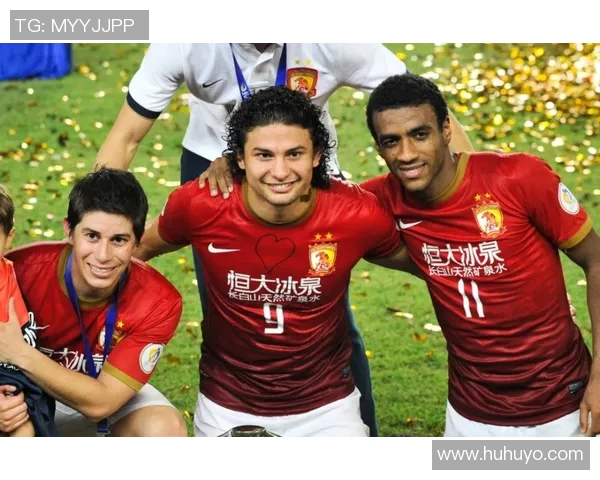 世界杯足球明星同框合影展现激情与友谊的瞬间