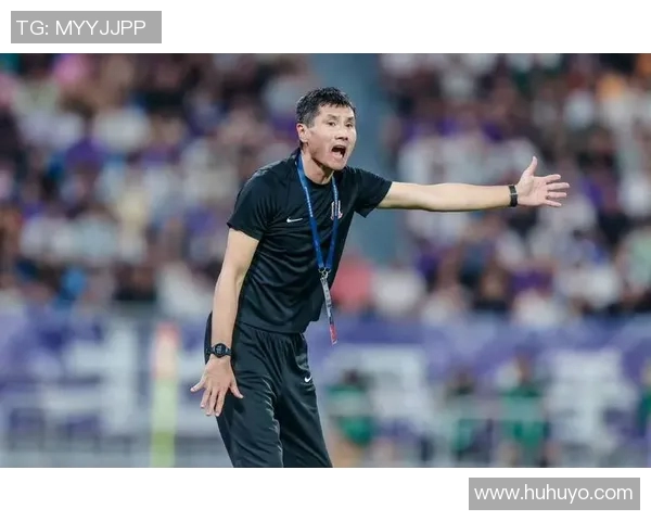 国足比赛解说现场激情四溢球迷共赴绿茵场见证荣耀时刻